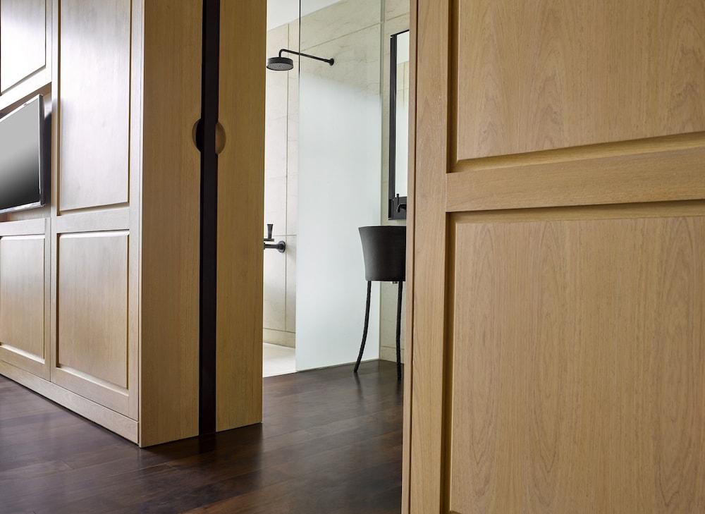 The Ruma Hotel And Residences Kuala Lumpur Eksteriør billede A door with a door stop